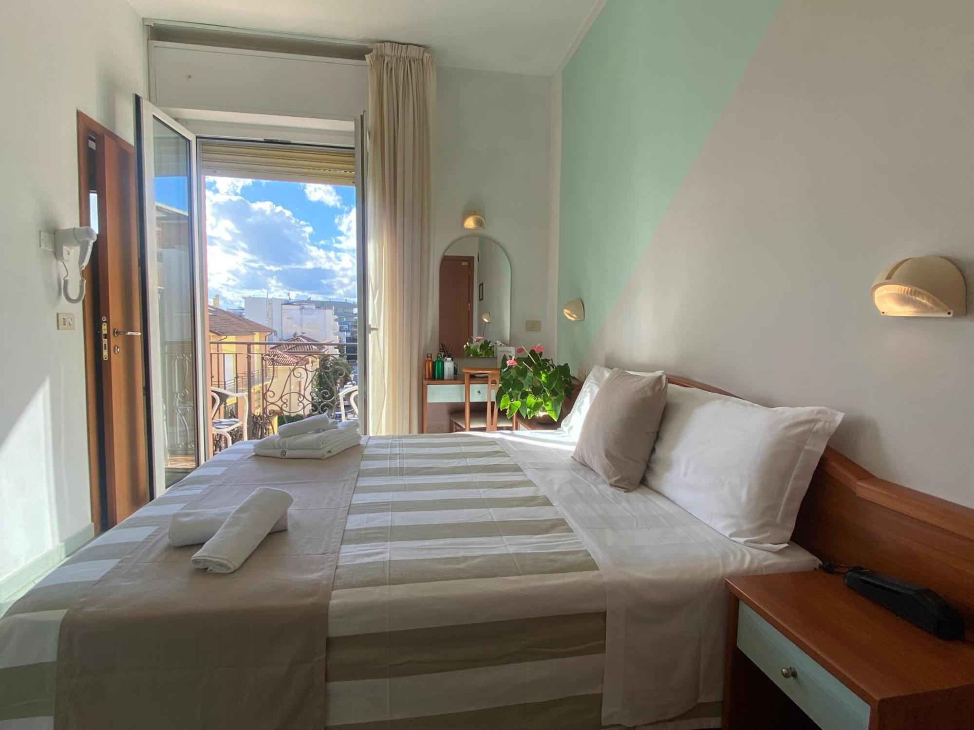 Hotel Villa Caterina Римини Экстерьер фото