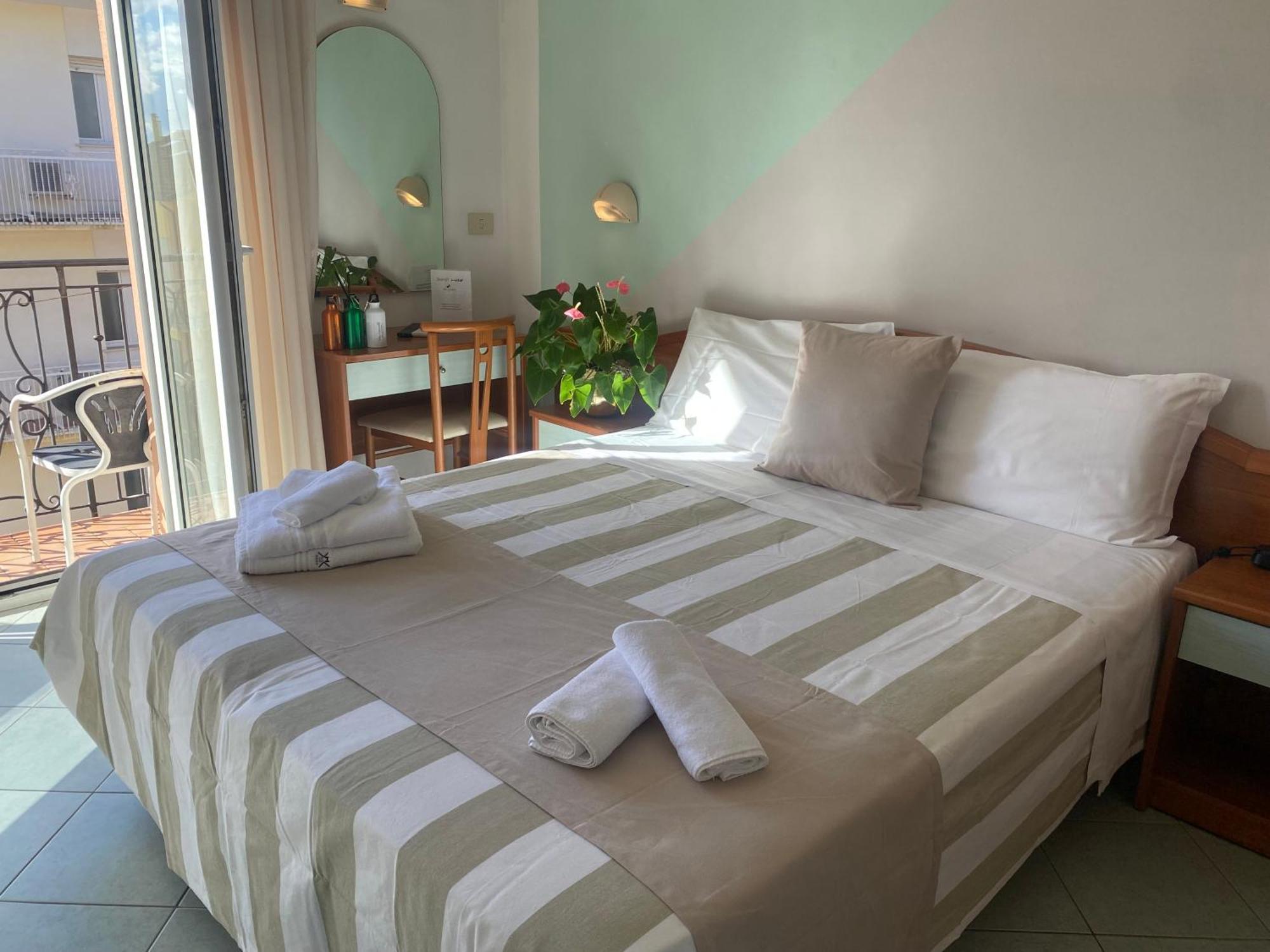 Hotel Villa Caterina Римини Экстерьер фото