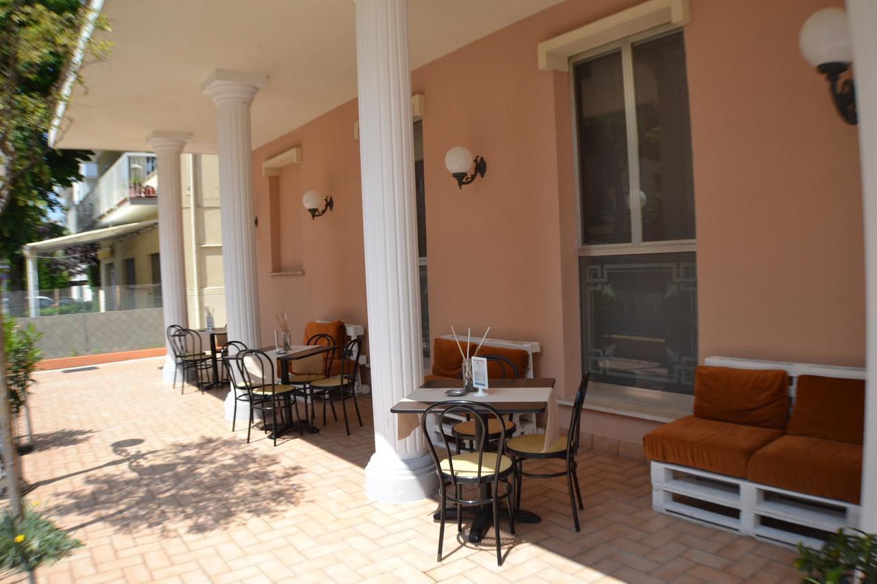 Hotel Villa Caterina Римини Экстерьер фото